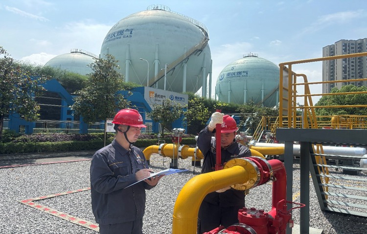 輸配分公司頭塘儲(chǔ)配站員工在工藝區(qū)巡檢設(shè)備。重慶燃?xì)饧瘓F(tuán)供圖