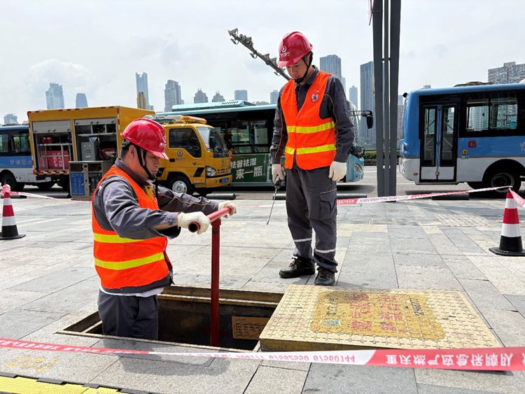 輸配分公司應(yīng)急搶險保障隊員在鎏嘉碼頭檢查閥井運行情況。重慶燃?xì)饧瘓F(tuán)供圖