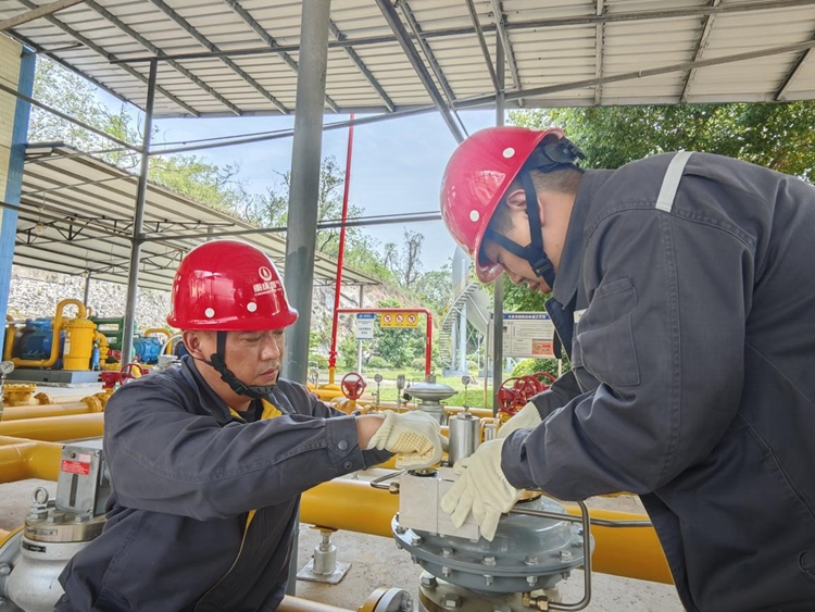 重慶燃?xì)饧瘓F(tuán)北碚分公司文星灣儲(chǔ)配站設(shè)備維修人員正對(duì)調(diào)壓器等關(guān)鍵設(shè)備和設(shè)施進(jìn)行細(xì)致的維護(hù)保養(yǎng)，確保供氣壓力的平穩(wěn)運(yùn)行。重慶燃?xì)饧瘓F(tuán)供圖