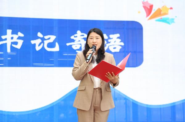 學校書記寄語。李澤建攝