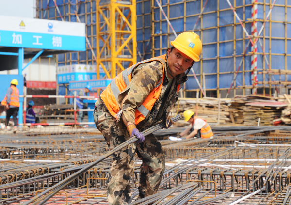 龍興安置房三期項目施工現(xiàn)場。中建六局供圖