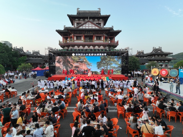 小龍蝦火鍋美食季啟動。合川區(qū)委宣傳部供圖