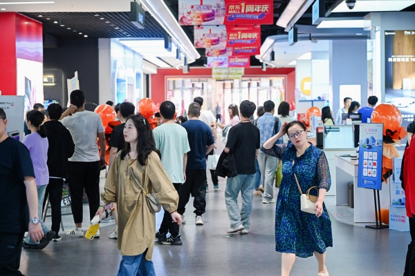 市民在重慶京東MALL購(gòu)物。主辦方供圖
