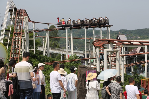 游客在景區(qū)排隊(duì)體驗(yàn)游樂(lè)項(xiàng)目。景區(qū)供圖