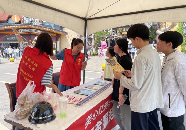 志愿者在為游客服務(wù)。景區(qū)供圖