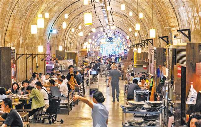 五月三日，渝北區(qū)一家以防空洞為經(jīng)營(yíng)場(chǎng)所的火鍋店，生意興隆?！拔逡弧逼陂g，重慶洞子火鍋成游客追捧的熱門(mén)美食。記者 張錦輝 攝\視覺(jué)重慶