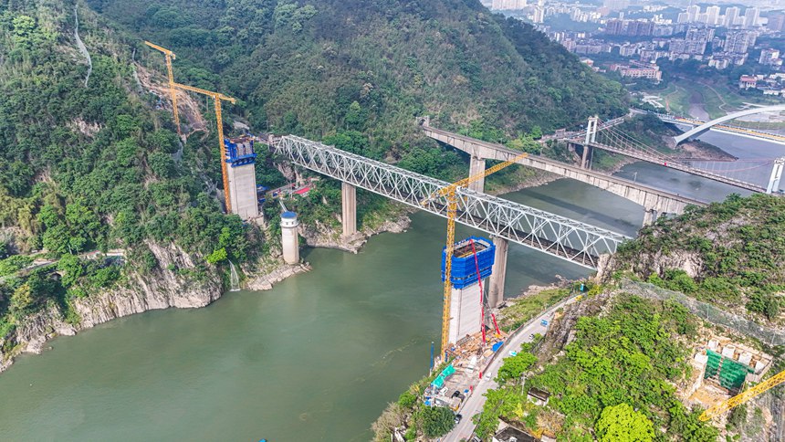 西渝高鐵嘉陵江特大橋施工現(xiàn)場(chǎng)。受訪單位供圖