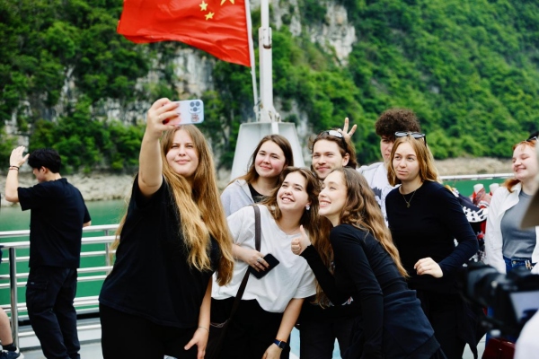 留學(xué)生合影留念。唐田婷攝