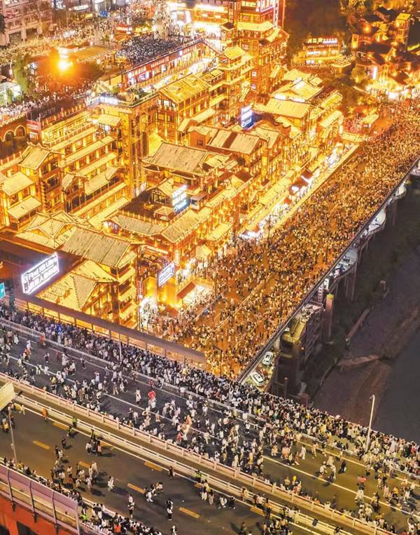 五一期間洪崖洞游人如織布。張錦輝攝/視覺(jué)重慶