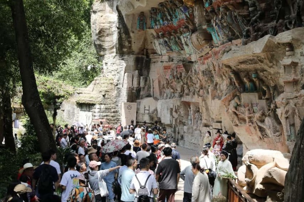 寶頂山石刻景區(qū)人流。大足石刻研究院供圖