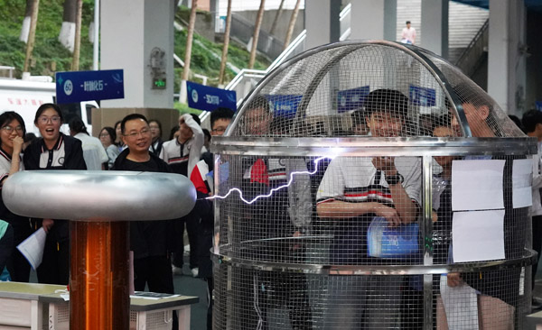 學(xué)生體驗“法拉第籠”實驗。西南大學(xué)附中供圖