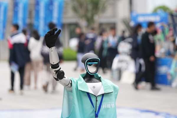 機器人和觀眾互動。西南大學(xué)附中供圖