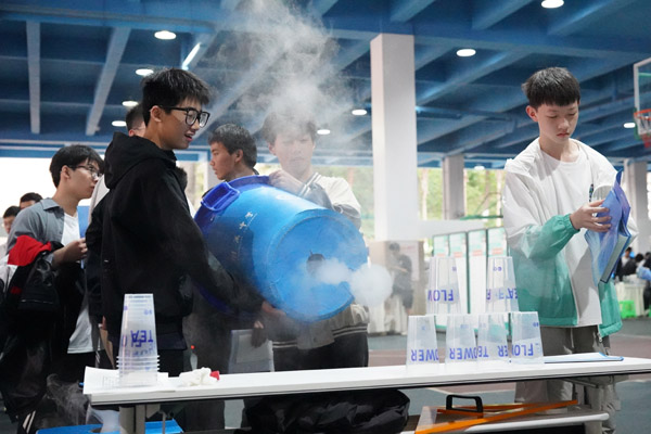 空氣炮實驗。西南大學(xué)附中供圖