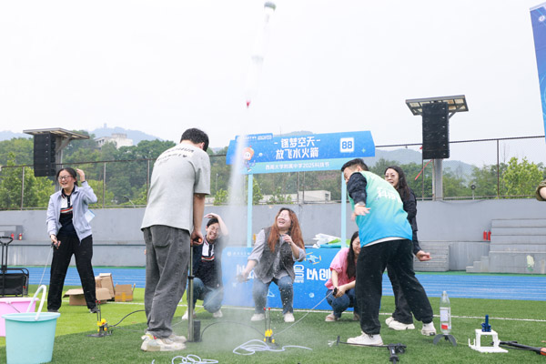 水火箭發(fā)射。西南大學(xué)附中供圖