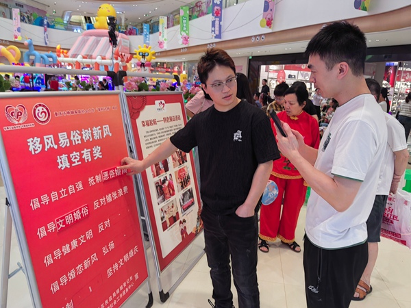 倡導(dǎo)健康婚俗文化。喻婷攝