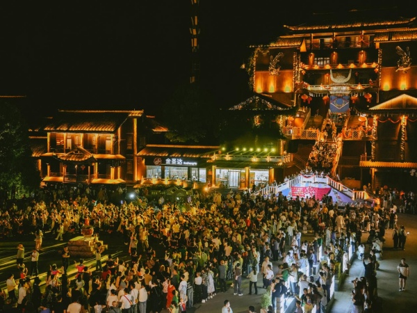 酉州古城游人如織。唐田婷攝