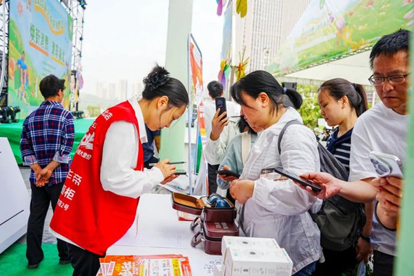 市民熱情參與2025渝北煥新消費(fèi)季活動(dòng)。渝北區(qū)商務(wù)委員會(huì)供圖