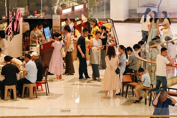 商圈里人流如織。渝北區(qū)商務(wù)委員會(huì)供圖