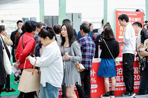 市民現(xiàn)場(chǎng)咨詢“以舊換新”政策。渝北區(qū)商務(wù)委員會(huì)供圖