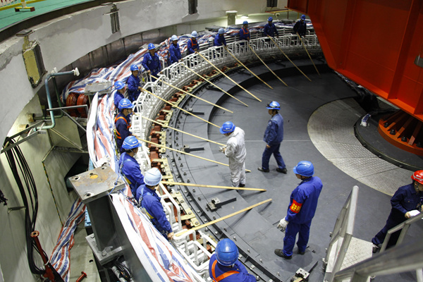 圖為烏江彭水水電站工作人員檢查電站機器運行情況。受訪企業(yè)供圖