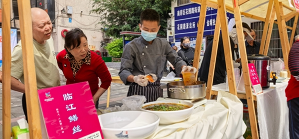 居民群眾共同品鑒南岸美食。舒永兵攝