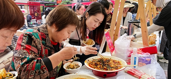 居民群眾共同品鑒南岸美食。舒永兵攝