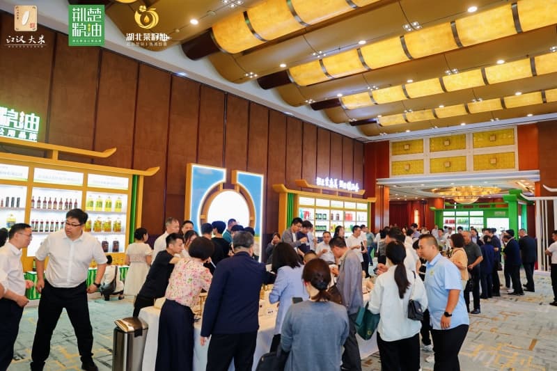 美食品鑒區(qū)吸引現(xiàn)場嘉賓駐足品鑒。