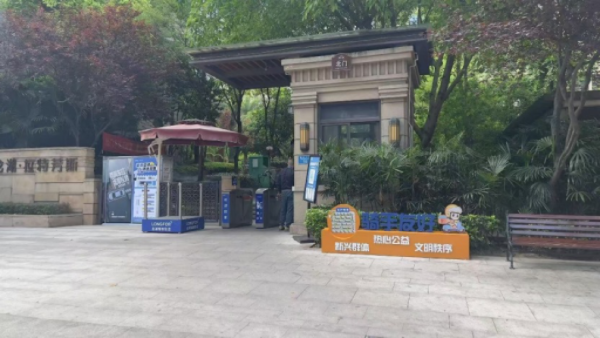 “騎手友好社區(qū)”標識。重慶龍湖供圖