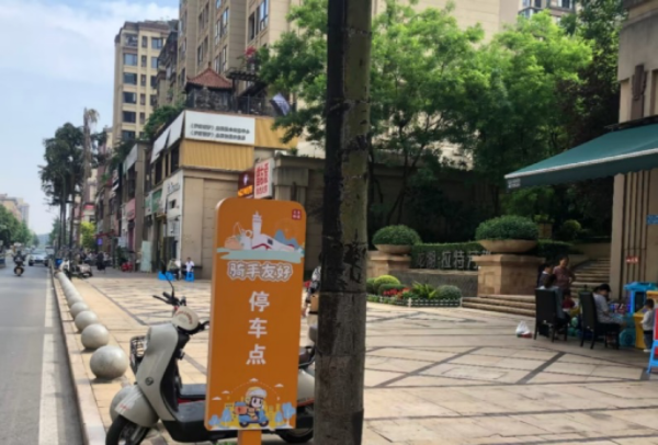 “騎手友好停車點”標識。重慶龍湖供圖