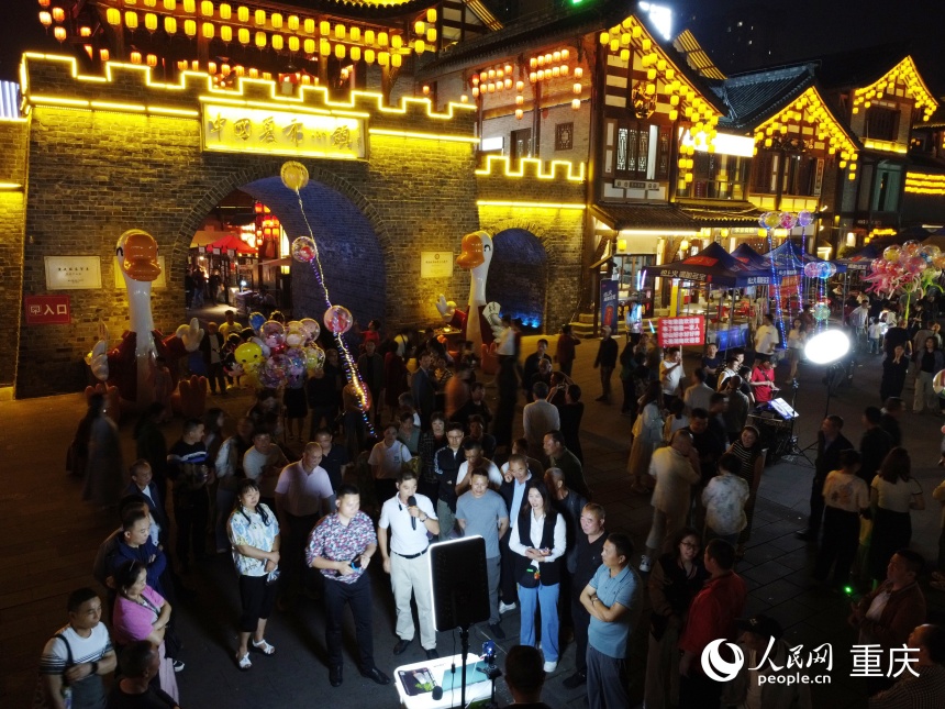 5月6日晚上的榮昌夏布小鎮(zhèn)。人民網(wǎng)記者 劉政寧攝