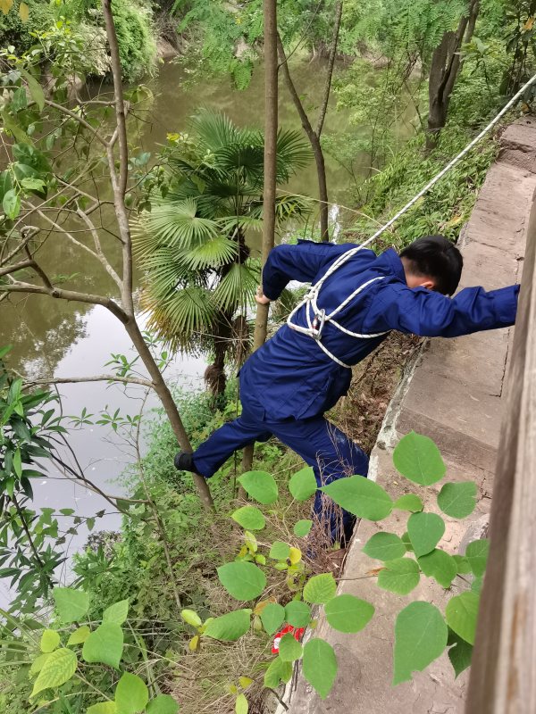 景區(qū)消防站工作人員撿拾手機(jī)。曾慶川攝