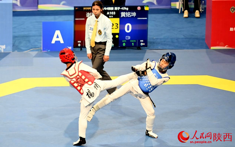 比賽現(xiàn)場，運動員激烈對決。人民網(wǎng)記者 白鴿攝