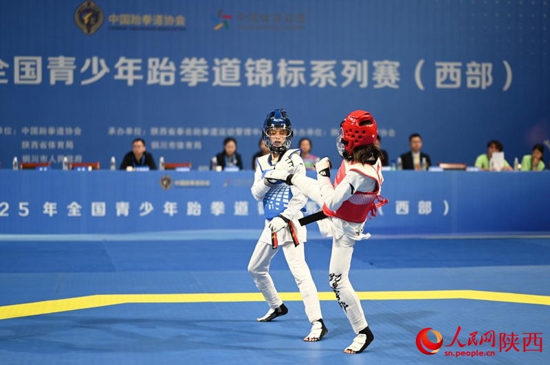 比賽現(xiàn)場，運動員激烈對決。人民網(wǎng)記者 白鴿攝