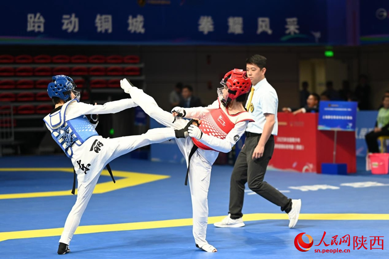 比賽現(xiàn)場，運動員激烈對決。人民網(wǎng)記者 白鴿攝