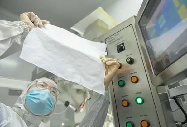 重慶生物智能制造研究院的科研人員對(duì)剛生產(chǎn)的可降解生物醫(yī)用材料進(jìn)行初測(cè)。兩江協(xié)同創(chuàng)新區(qū)供圖