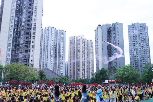 無人機飛行表演。張源攝