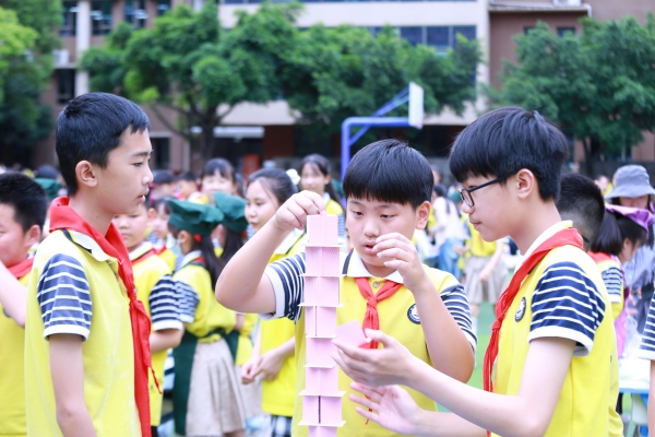 “小小建筑師”團隊賽比賽現(xiàn)場。張源攝