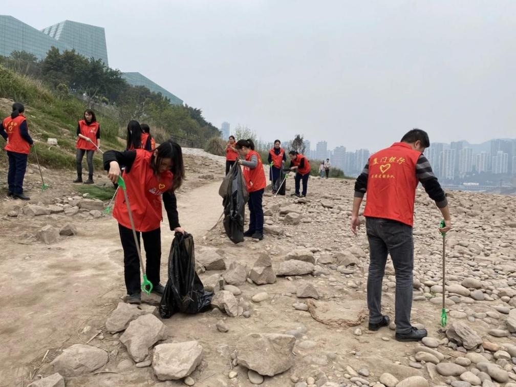 參與志愿服務(wù)活動。廈門銀行重慶分行供圖