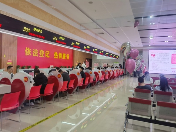 渝北區(qū)婚姻登記處大廳，新人正在辦理結(jié)婚登記手續(xù)。徐梅攝