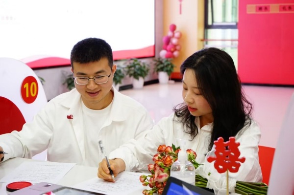 一對新人正在完成婚姻登記流程。徐梅攝