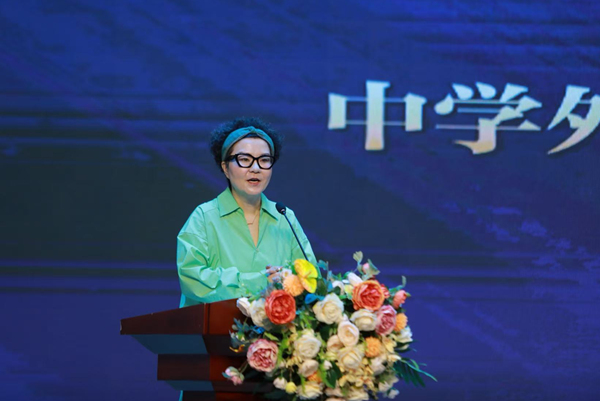 重慶市教育學(xué)會(huì)中學(xué)外語教學(xué)專業(yè)委員會(huì)秘書長(zhǎng)陳春暉作報(bào)告。主辦方供圖