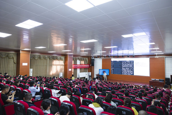 原魯東大學(xué)外國(guó)語學(xué)院副院長(zhǎng)、教師教育學(xué)院院長(zhǎng)蘇勇作專題講座。主辦方供圖