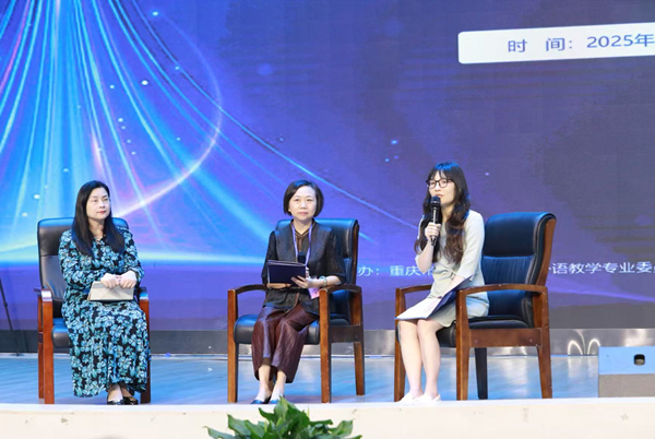 江北區(qū)教師進(jìn)修學(xué)院英語教研員錢榮、沙坪壩區(qū)教師進(jìn)修學(xué)院初中英語教研員馮麗、重慶八中初中英語教研組組長(zhǎng)鄭靈儷對(duì)陳佳興的展示課進(jìn)行點(diǎn)評(píng)。主辦方供圖