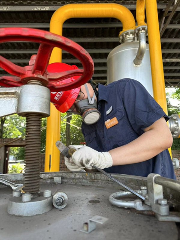 馮師傅在合川調(diào)壓柜檢修設(shè)備。重慶燃?xì)饧瘓F(tuán)供圖