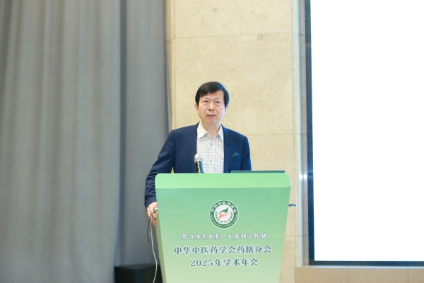 中華中醫(yī)藥學(xué)會藥膳分會會長宋魯成作學(xué)術(shù)報告。張源攝