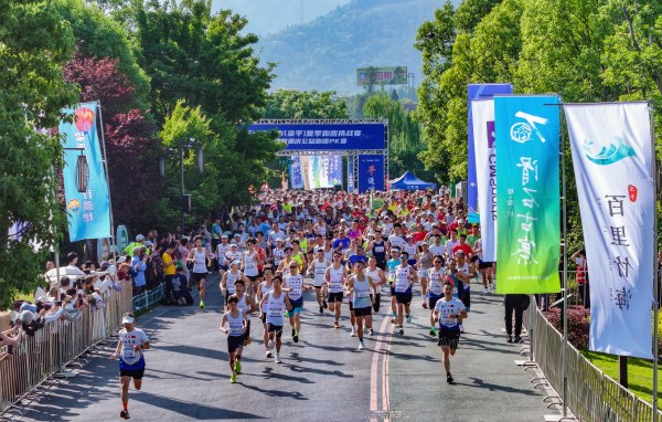 熱火朝天的奔跑場(chǎng)面。熊偉攝