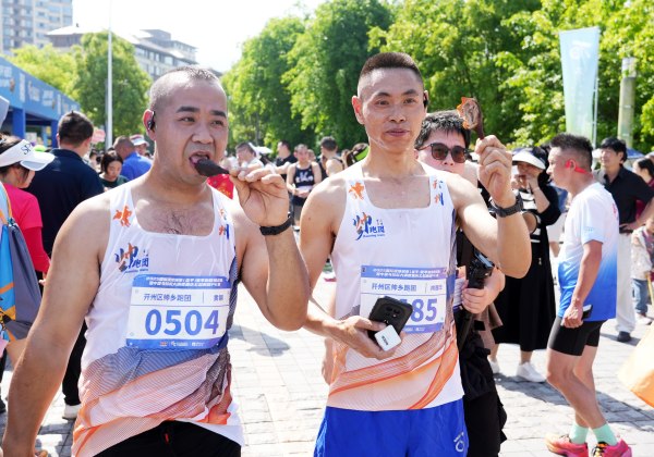 跑友體驗(yàn)梁平鹵烤鴨。向成國(guó)攝