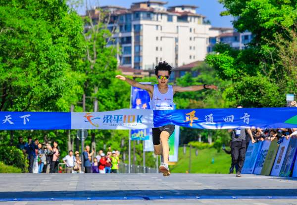 冠軍沖線。熊偉攝