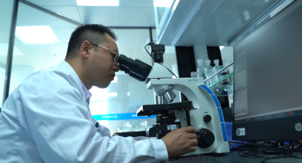 重慶大學(xué)附屬三峽醫(yī)院印明柱重復(fù)上百次實驗，驗證研究結(jié)論。萬州區(qū)委宣傳部供圖 第1眼TV-華龍網(wǎng)發(fā)