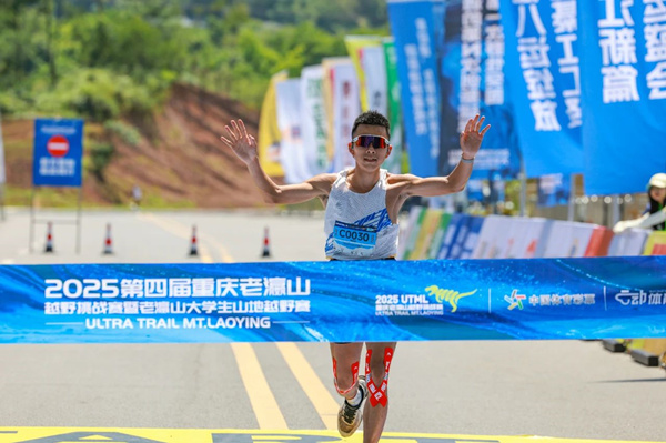 選手沖過終點線，雙臂高舉展現(xiàn)勝利的喜悅。王京華攝